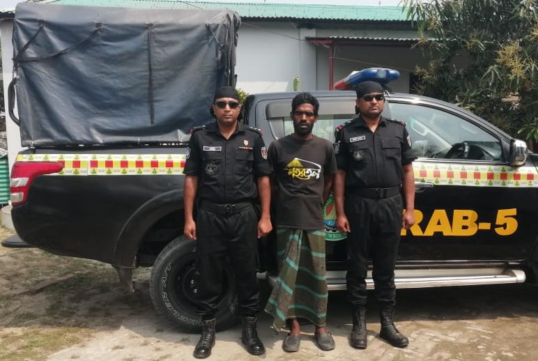 চাঁপাইনবাবগঞ্জে ২ কেজি  ১ শ’ গ্রাম গান পাওডারসহ যুবক গ্রেপ্তার